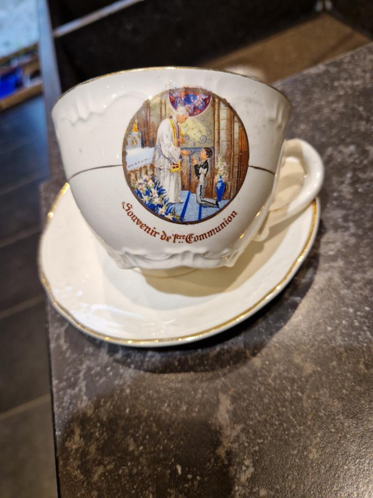 Tasse et sous tasse souvenir de communion Boch, Enlèvement ou Envoi