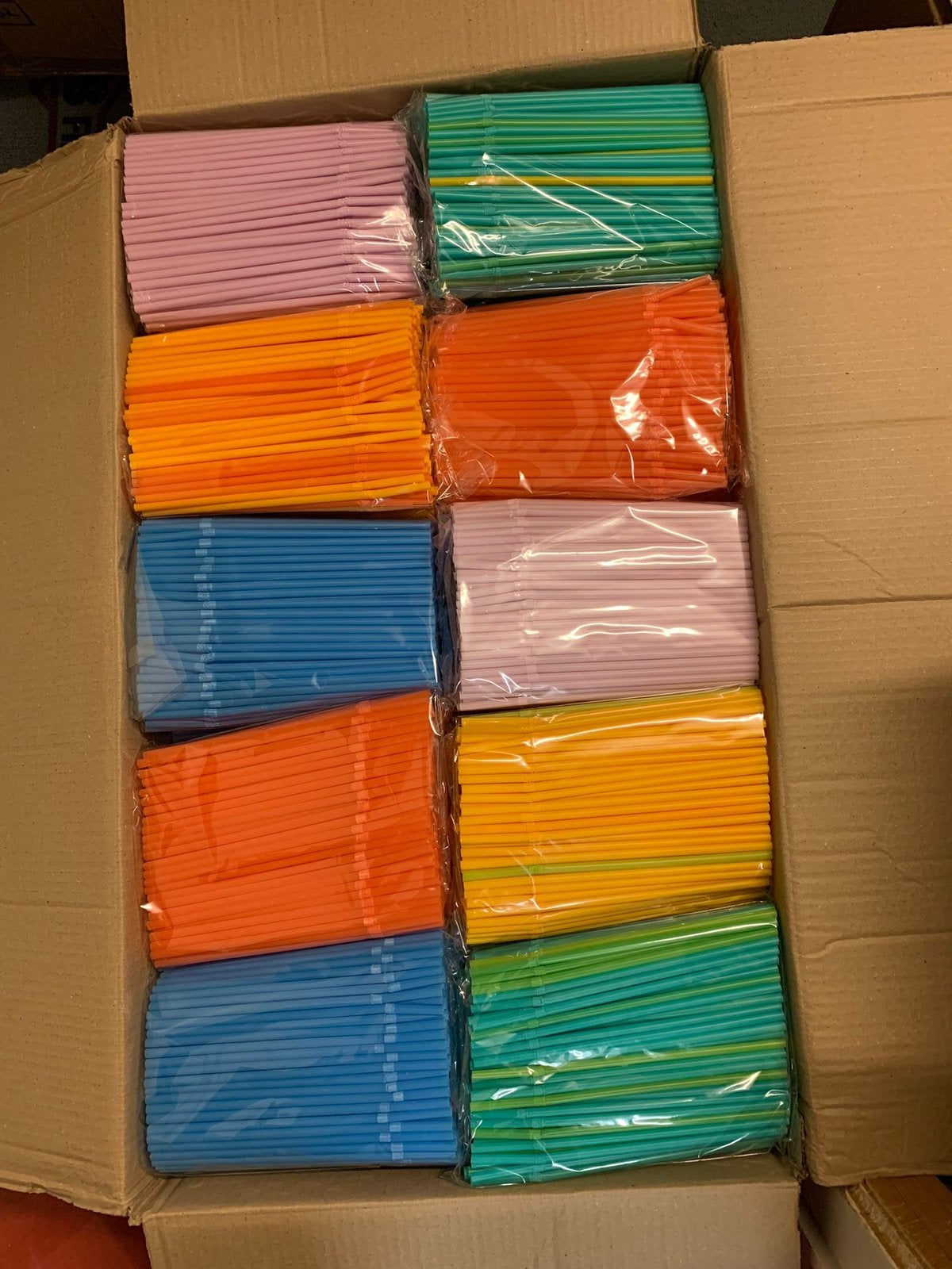 Carton de 10.000 pailles en plastique pliables. LIVRAISON