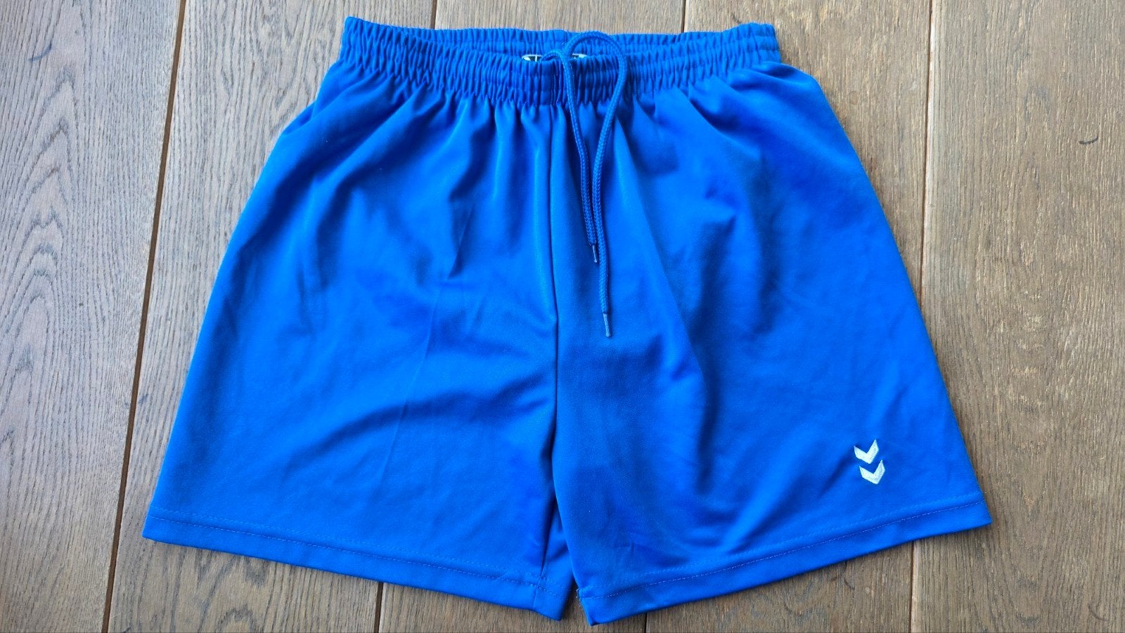 Blauwe voetbalshort Hummel maat 140 / 152 ZGAN, Ophalen of Verzenden, Zo goed als nieuw, Broek