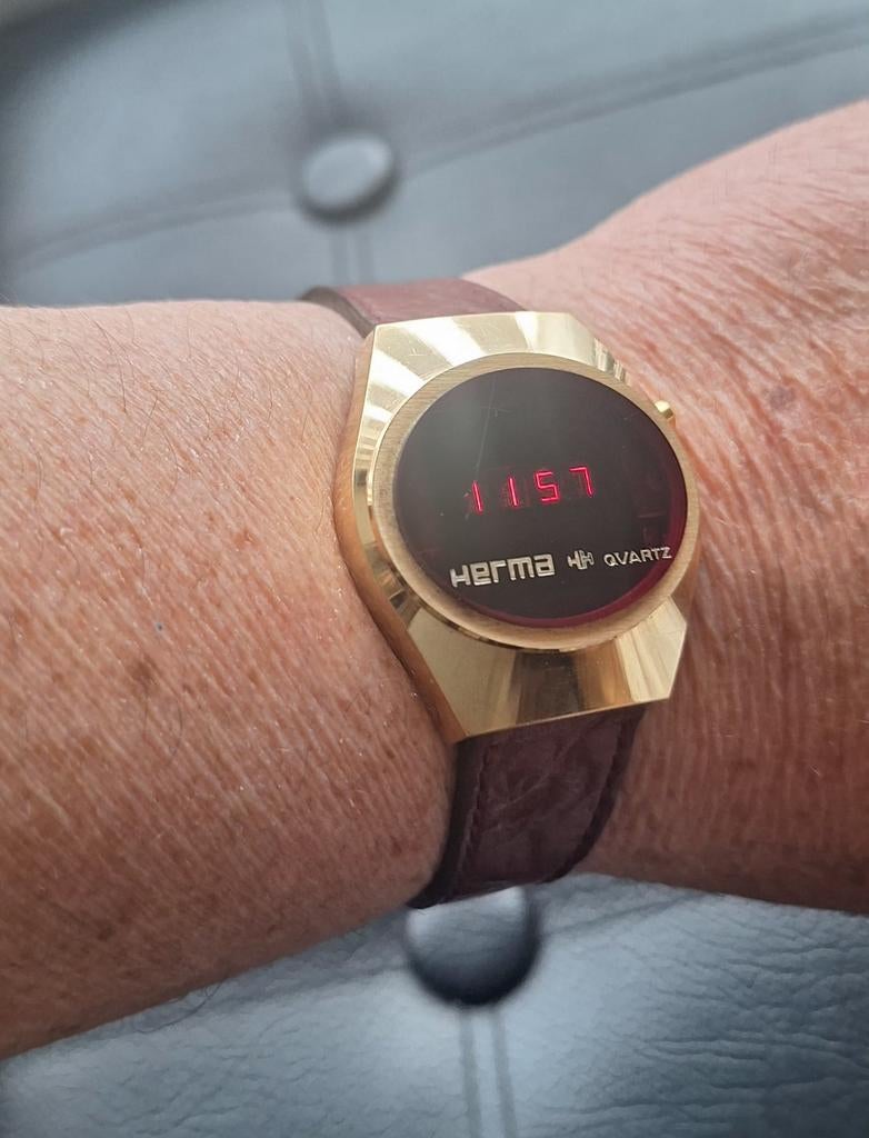 MONTRE HERMA LED ROUGE, Bijoux, Sacs & Beauté, Montres | Femmes, Enlèvement, Or, Or