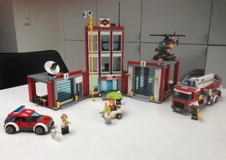 Lego City brandweerkazerne 60110 in Nieuwstaat, Ophalen, City, Lego, Zo goed als nieuw