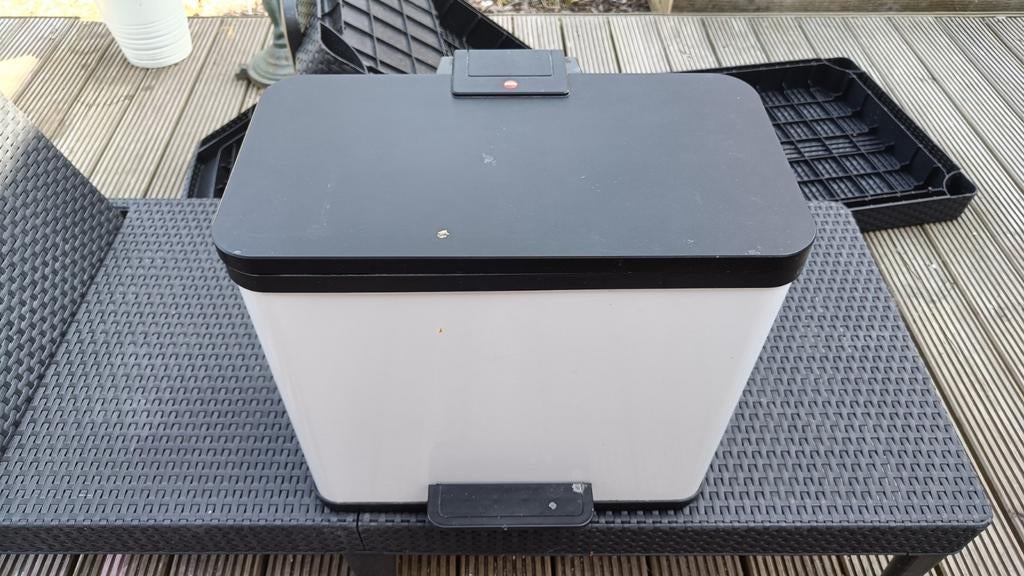 Gratis 2 x witte vuilbak, Ophalen, Met pedaal