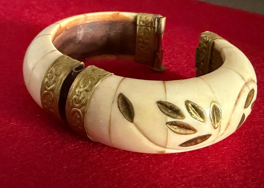 Antieke armband van been, hout en messing uit 1950, Handtassen en Accessoires, Antieke sieraden, Ophalen of Verzenden, Overige materialen