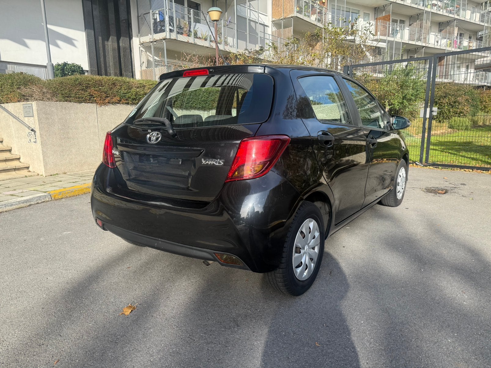 Toyota Yaris 1.0 Essence – 84.000 km – Prête à immatriculer, Auto's, Zwart, Handgeschakeld, 5 deurs, Particulier