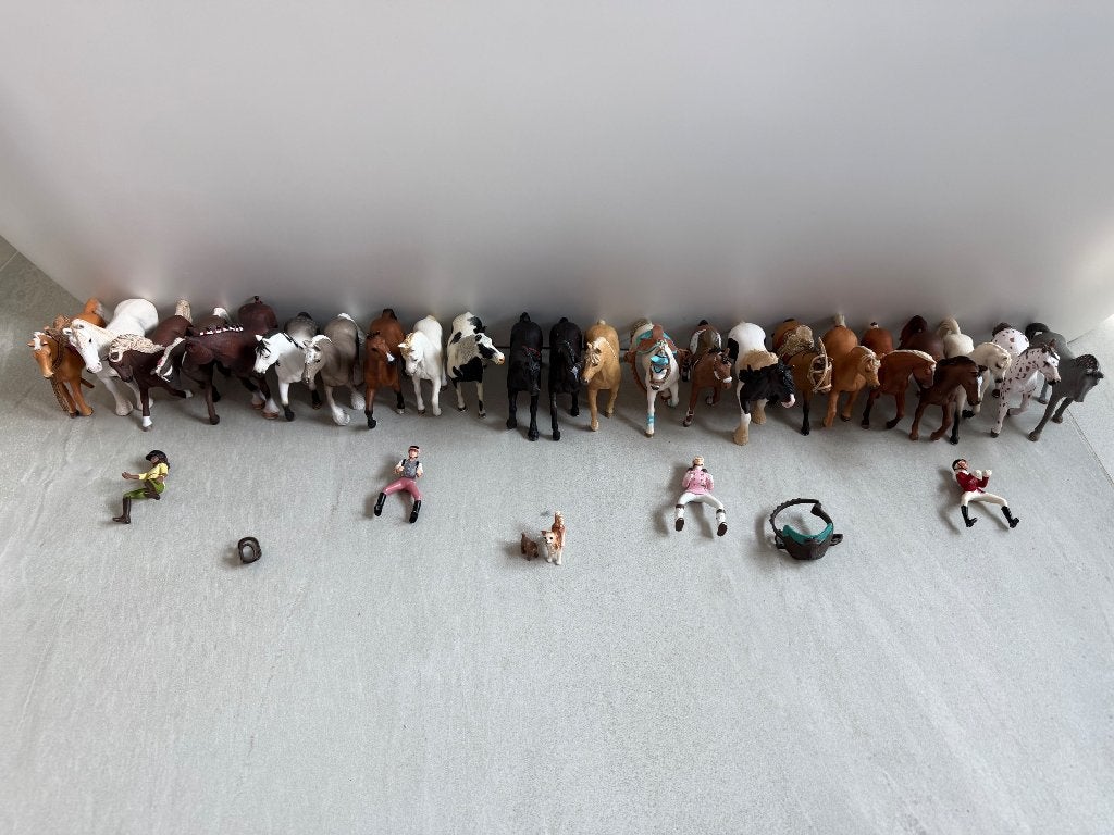 Écurie+ piste équestre + plus de 50 Chevaux Schleich, Enlèvement, Comme neuf, Cheval, Statue ou Figurine