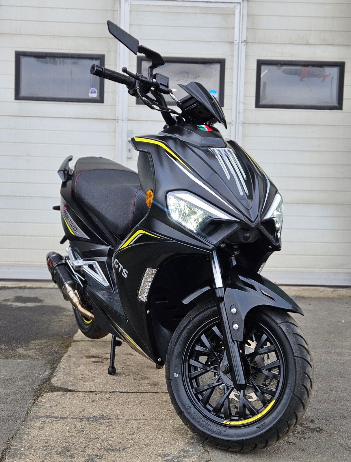 GTS Sportivo 50cc classe A 4 temps 2025 7 770 km + Akrapovic, Vélos & Vélomoteurs, Enlèvement ou Envoi, Comme neuf, Essence, 50 cm³
