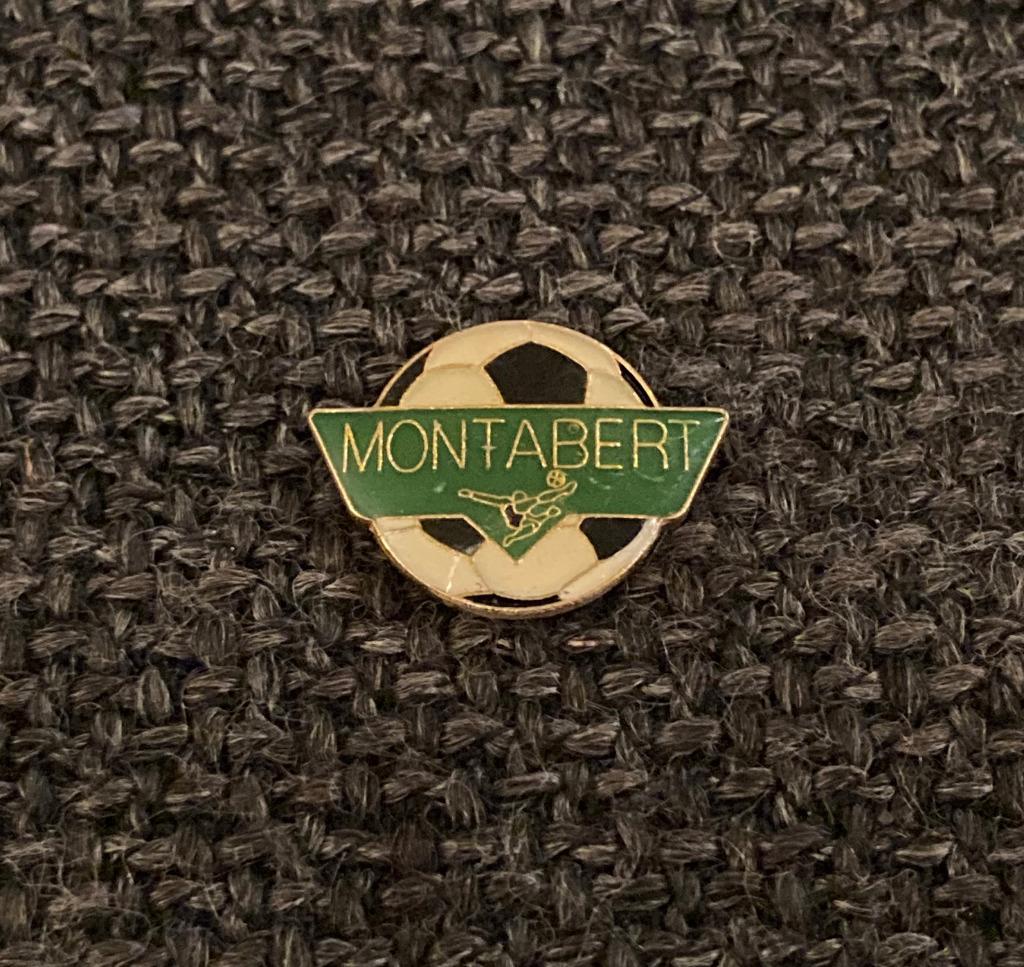PIN - MONTABERT - FOOTBALL - VOETBAL, Envoi, Utilisé, Sport, Insigne ou Pin's