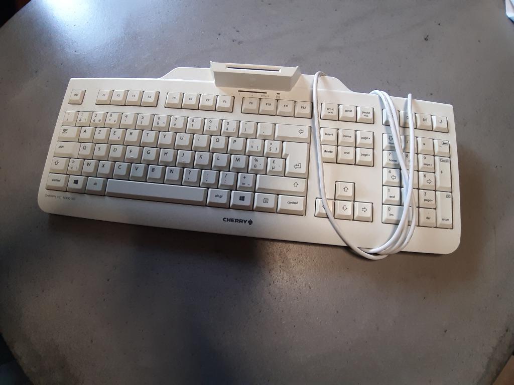 Cherry toetsenbord met kaartlezer, Computers en Software, Ophalen, Azerty, Zo goed als nieuw, Bedraad