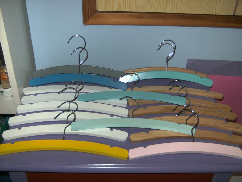 18 Houten kleerhangers voor baby of kinderkleding., Ophalen of Verzenden, Zo goed als nieuw, Hout, Kinderen