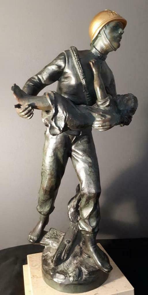 Oud beeld "Brandweerman & het Kind", Antiek en Kunst, Kunst | Beelden en Houtsnijwerken, Ophalen