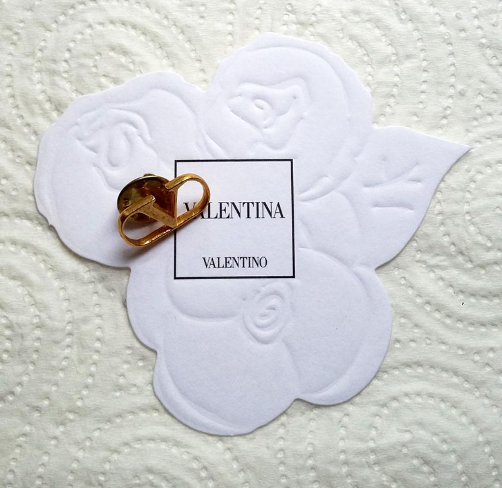 RARE, Superbe pin's des parfums Valentino, Envoi, Neuf, Insigne ou Pin's