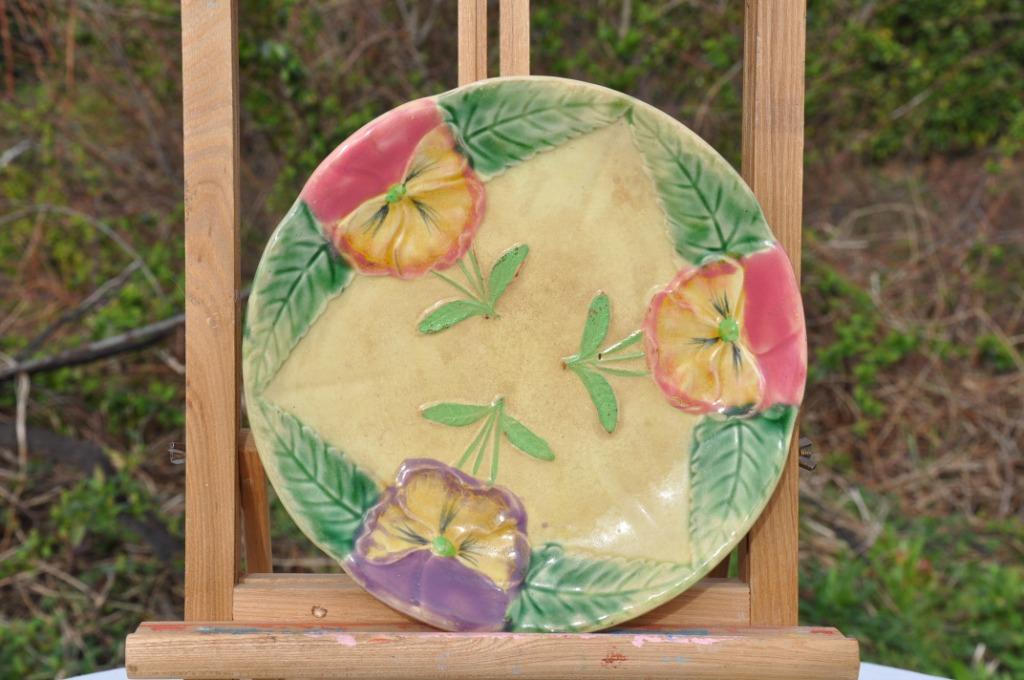 assiette barbotine 3 fleurs de pensée, Antiquités & Art, Enlèvement ou Envoi