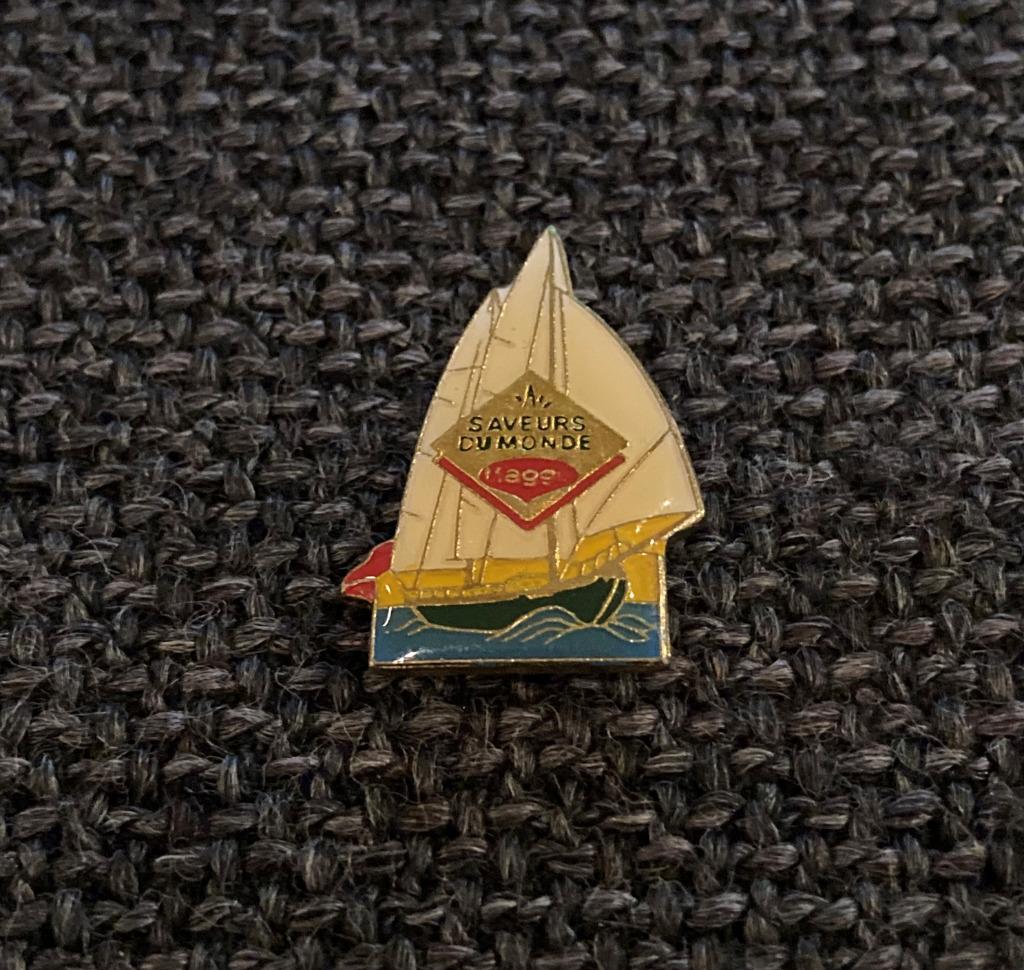 PIN - SAVEURS DU MONDE - MAGGI - VOILIER - ZEILBOOT, Verzenden, Gebruikt, Overige onderwerpen, Speldje of Pin