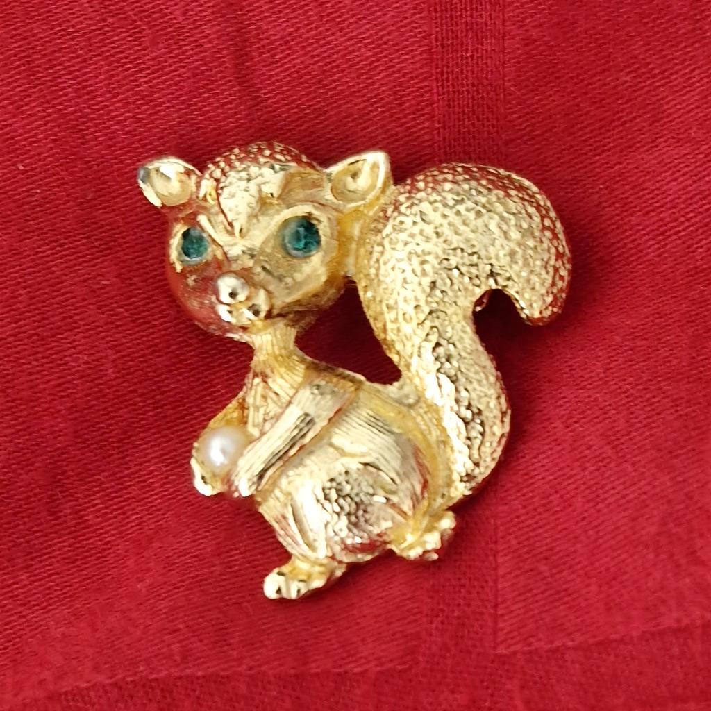 Vergulde eekhoornbroche, Met kristal, Minder dan 4 cm, Ophalen of Verzenden, Zo goed als nieuw