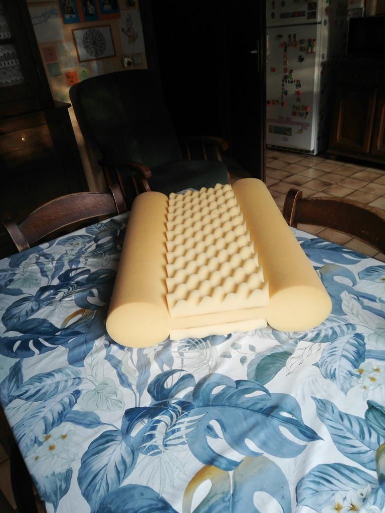 Coussin en mousse 57cm X 45cm X 10cm., Comme neuf
