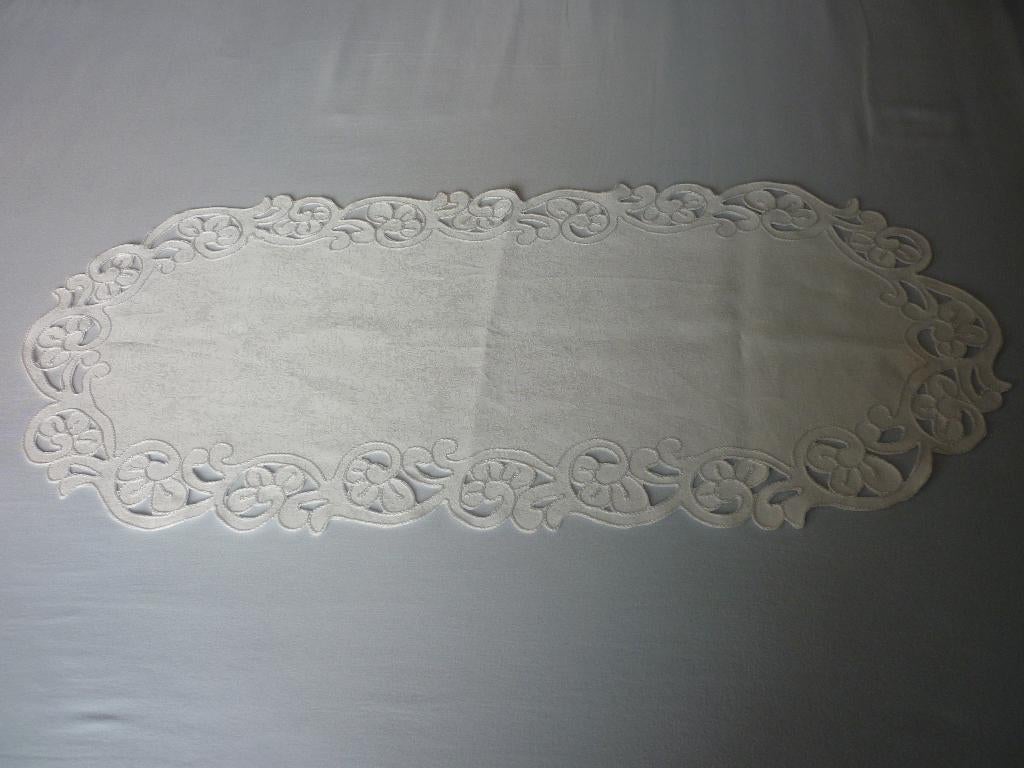 Kast- of Tafelloper met Dessin & Geborduurd Motief aan Boord, Ophalen of Verzenden, Zo goed als nieuw, Overige kleuren, Tafelkleed of Tafelzeil