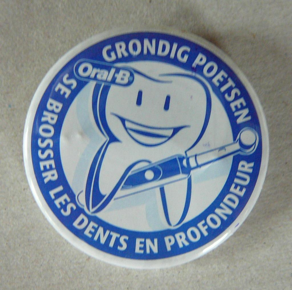 speldje button badge Oral-B grondig poetsen, Ophalen of Verzenden, Zo goed als nieuw, Merk, Speldje of Pin