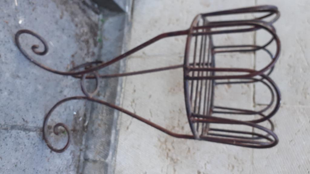 Une ancienne jardinière sur pied, Enlèvement, Utilisé, Métal, Intérieur