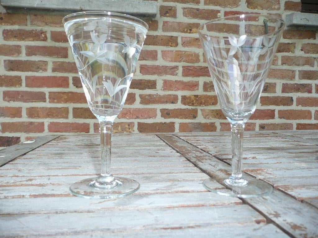 10 kristallen wijnglazen met origineel geslepen motief, Huis en Inrichting, Ophalen of Verzenden, Zo goed als nieuw, Overige materialen