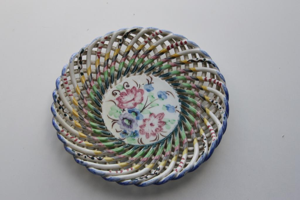 Foreign gevlochten kleurig gebloemd bordje, Antiek en Kunst, Antiek | Keramiek en Aardewerk, Verzenden