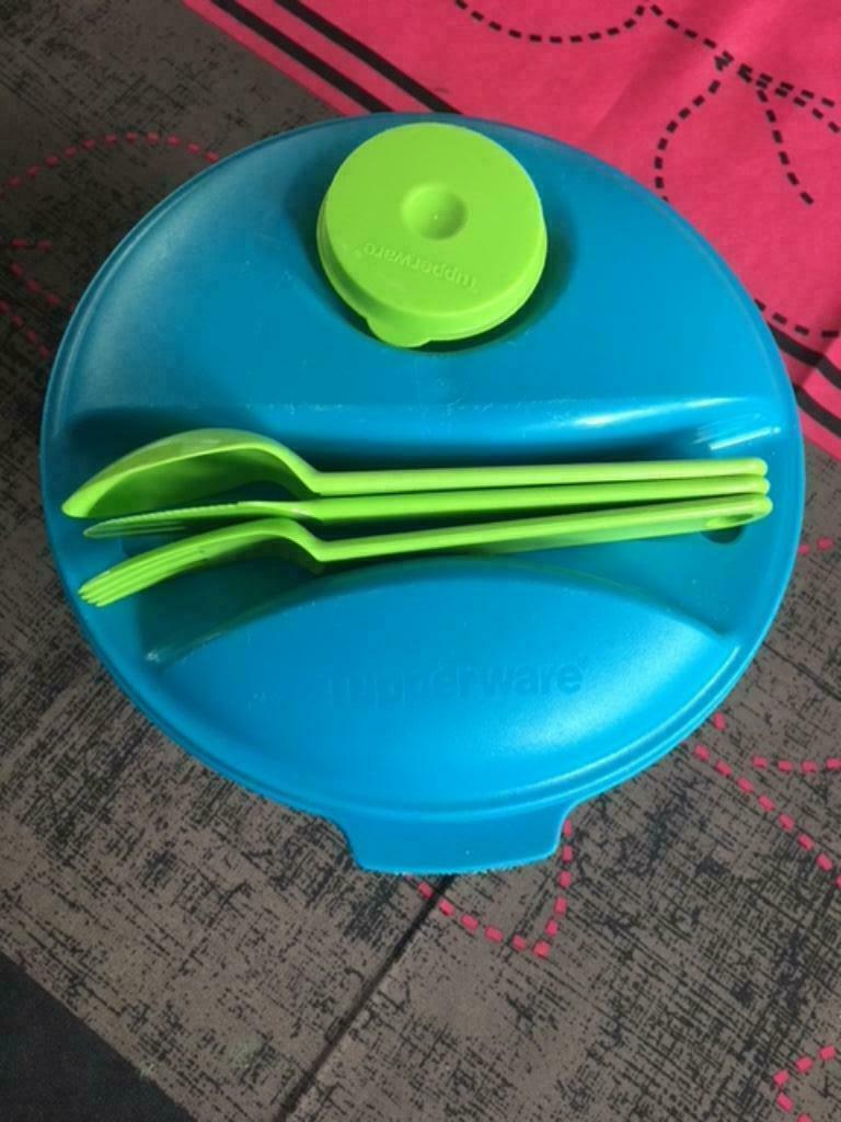 Tupperware ruimtekom met bestek en sauspotje, Huis en Inrichting, Ophalen of Verzenden, Zo goed als nieuw, Bak of Kom