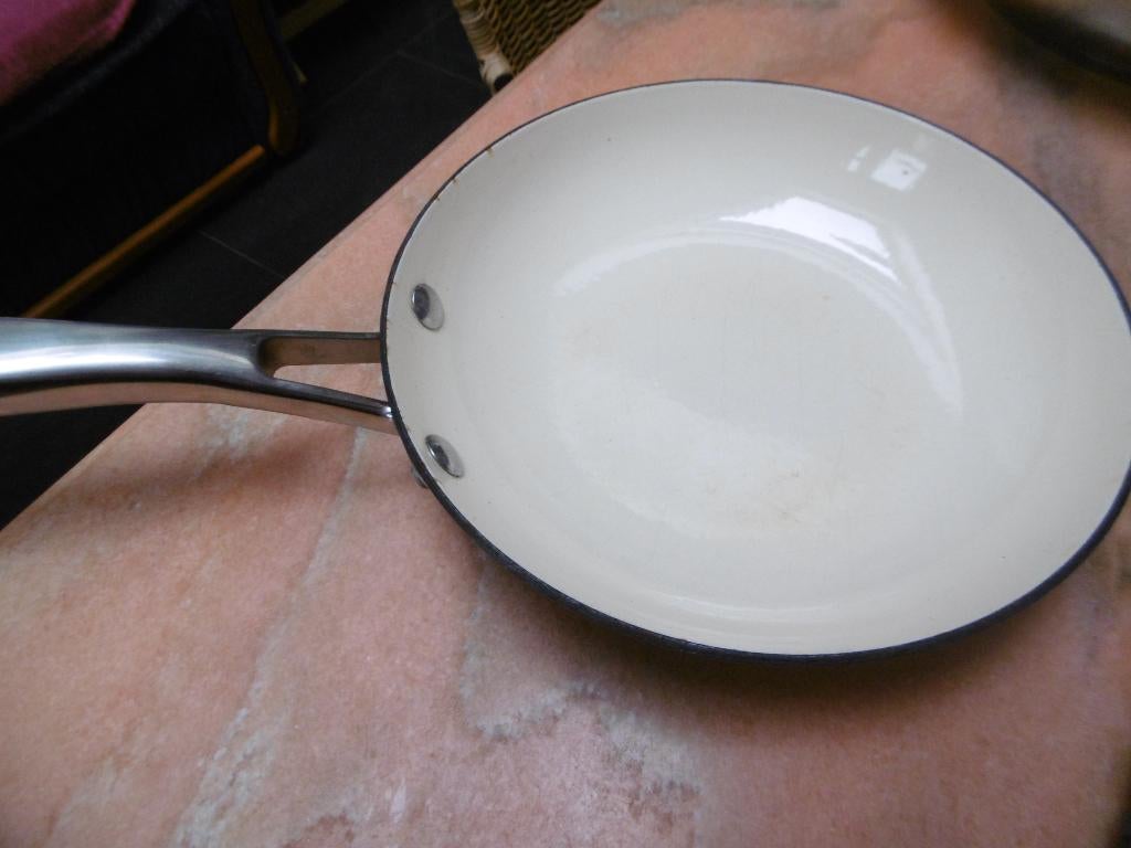braadpan merk  "BEKA" diam 20 cm in mooie staat, wit-rood, Huis en Inrichting, Keuken | Potten en Pannen, Ophalen of Verzenden