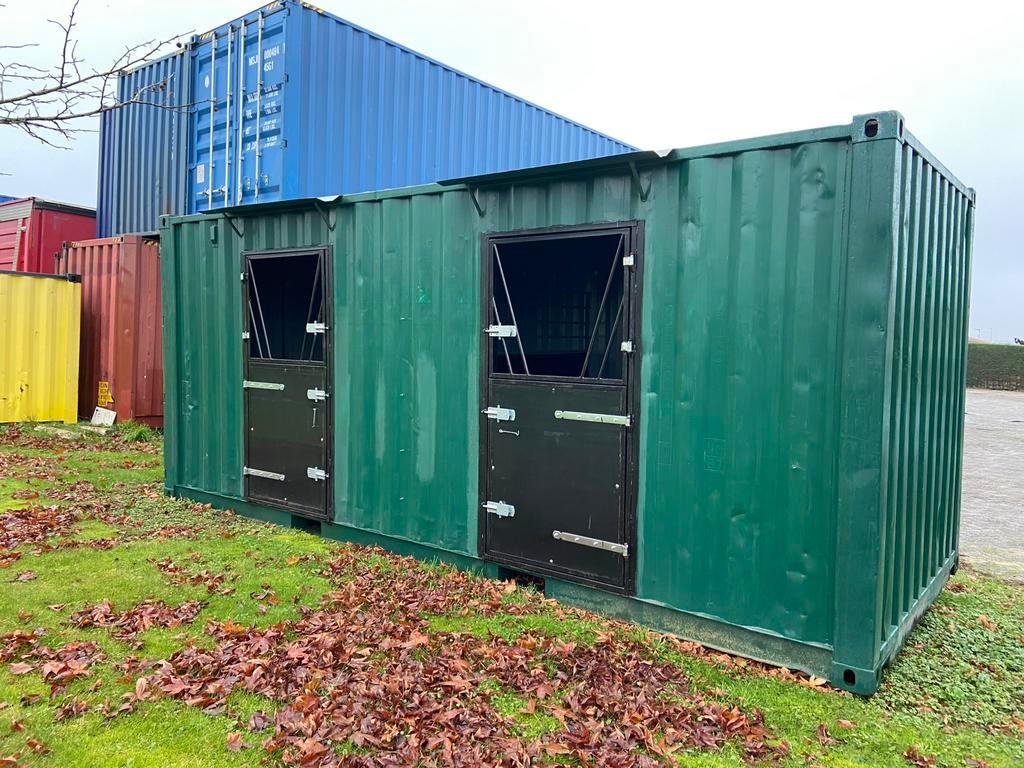 Dierenstal, paardencontainer, dierenhok, 20ft container, Stalling, 2 of 3 paarden of pony's