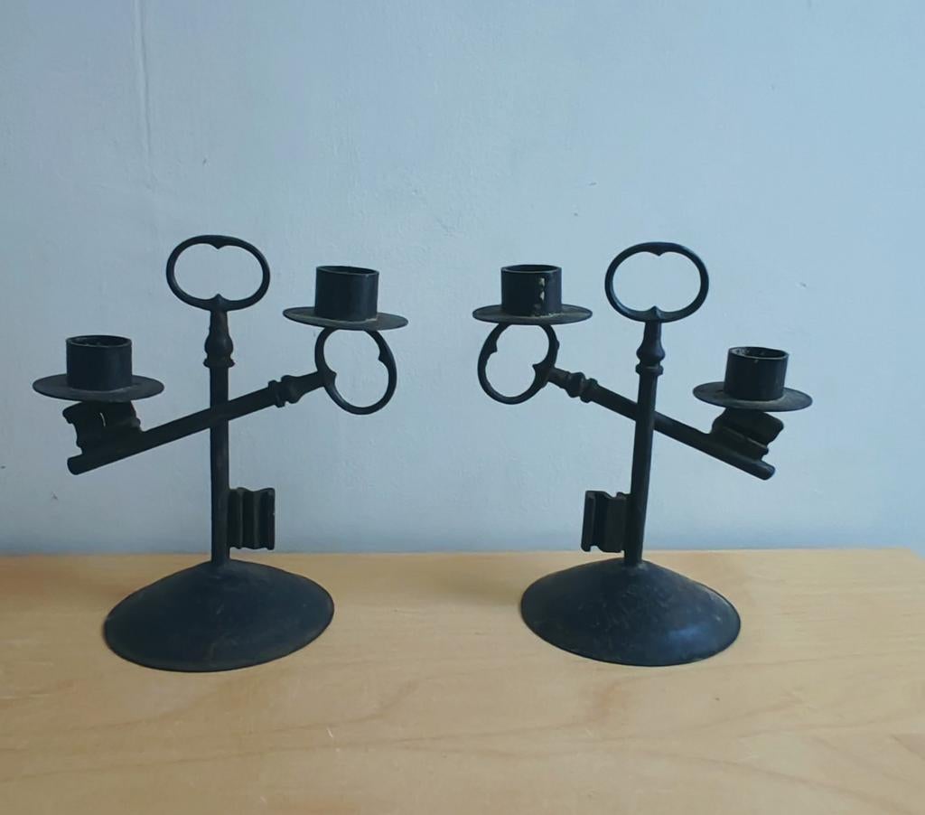 Paire de bougeoirs vintage en métal noir – design clé ancien, Antiquités & Art, Enlèvement ou Envoi