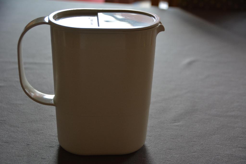 Schenkkan Tupperware, Ophalen of Verzenden, Gebruikt, Crème, Beker of Kan