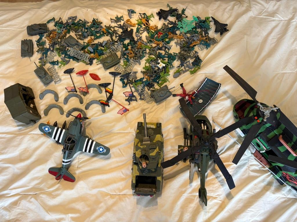 Militair speelgoed, soldaten, vliegtuigen, tanks helikopters, Ophalen of Verzenden, Gebruikt