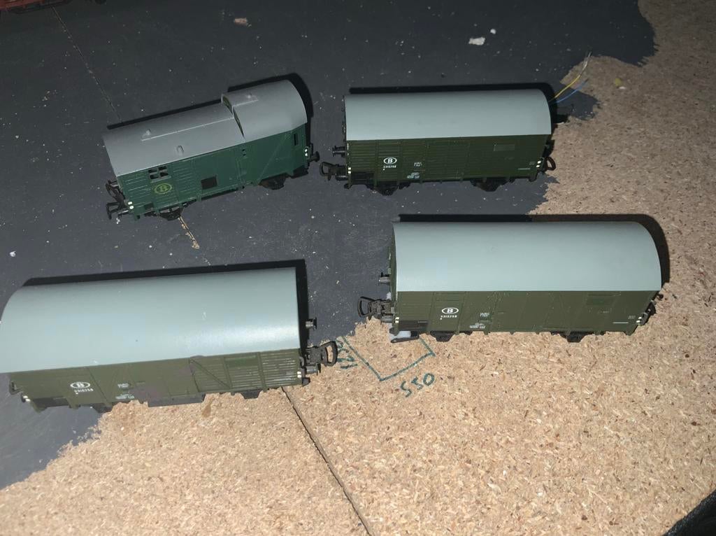 4 WAGONS SNCB PIKO 3 COUUVERTS 1 GUERITE DE FREINAGE.  35 €, Enlèvement ou Envoi, Comme neuf, Piko