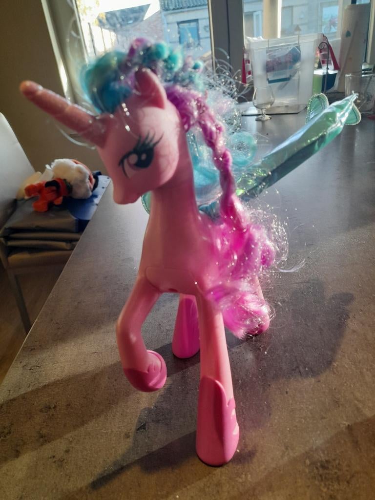 Pratende pony en bewegende vleugels, Enlèvement ou Envoi