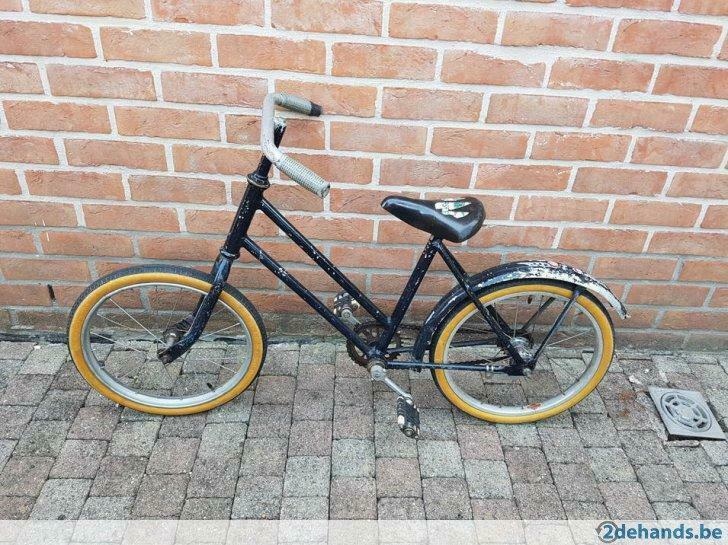 zeer oude kinderfiets  op velgen staat ambrosio