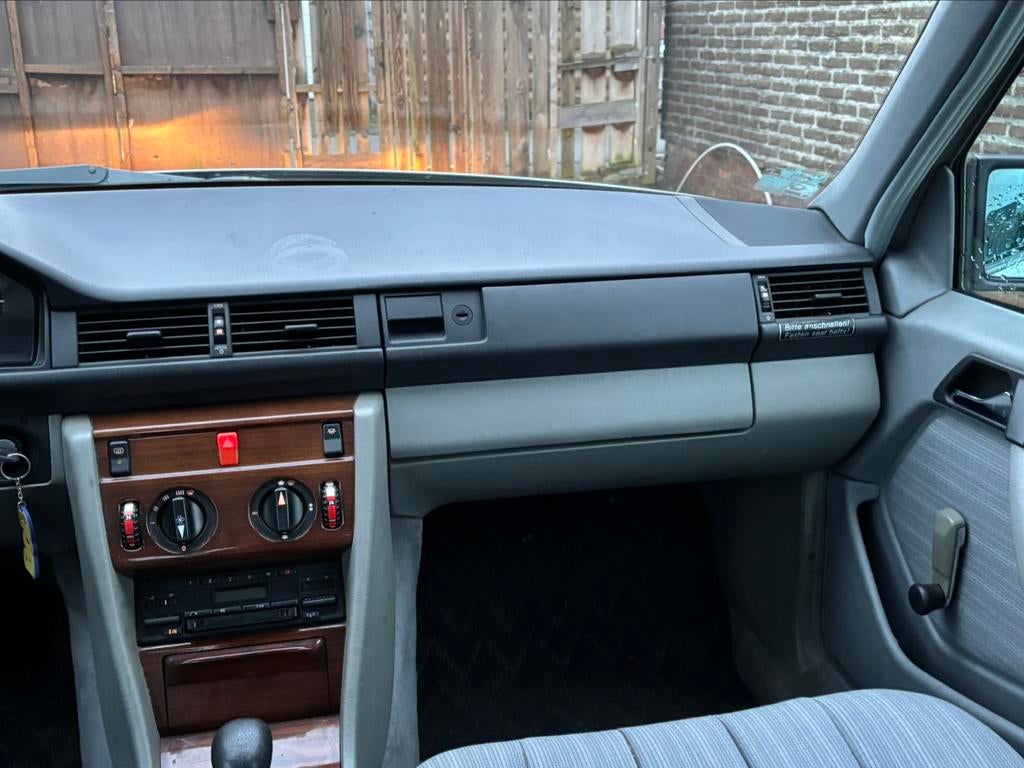 Mercedes Benz E200 Oldtimer Benzine 155000km Keuring voor v, foto 3