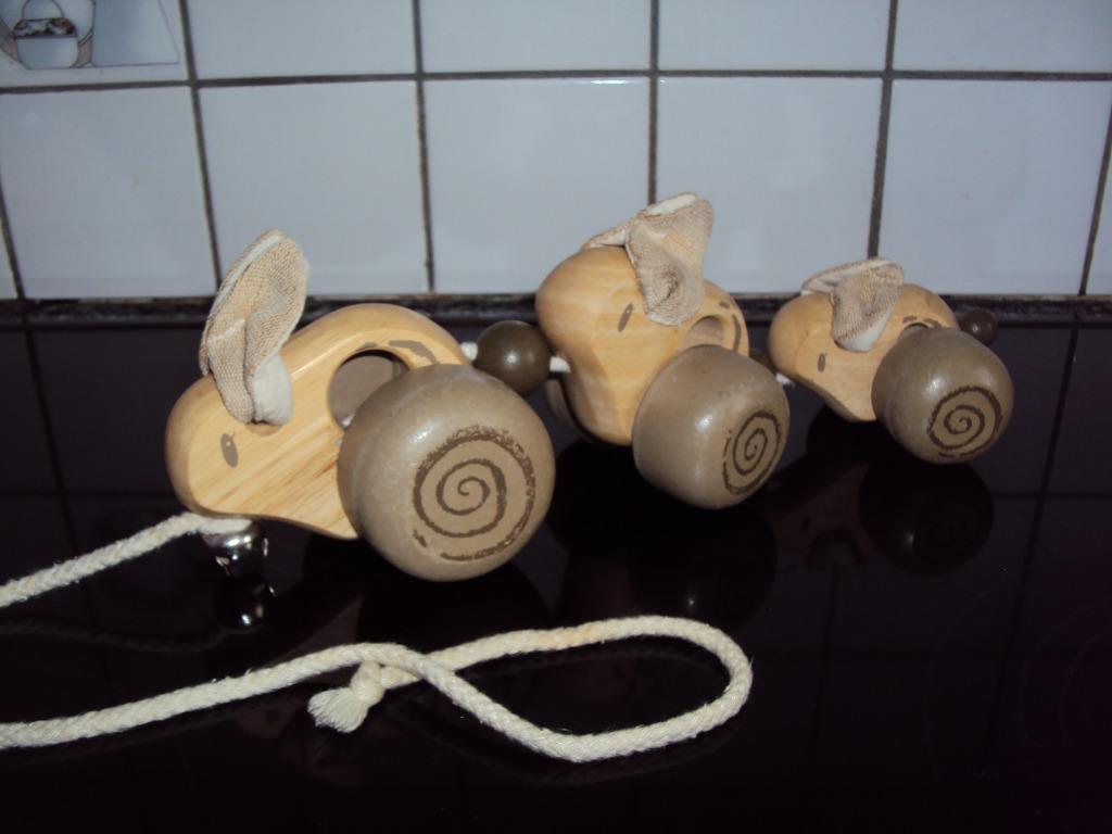 Houten 'wiebel' trekspeeltje :  3 diertjes achter elkaar, Kinderen en Baby's, Ophalen of Verzenden, Duw- of Trekspeelgoed