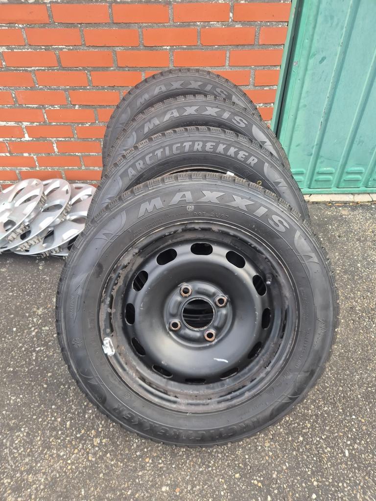 Winterbanden met velg (en wieldeksels) - 175/65R14 82T, Ophalen, Gebruikt