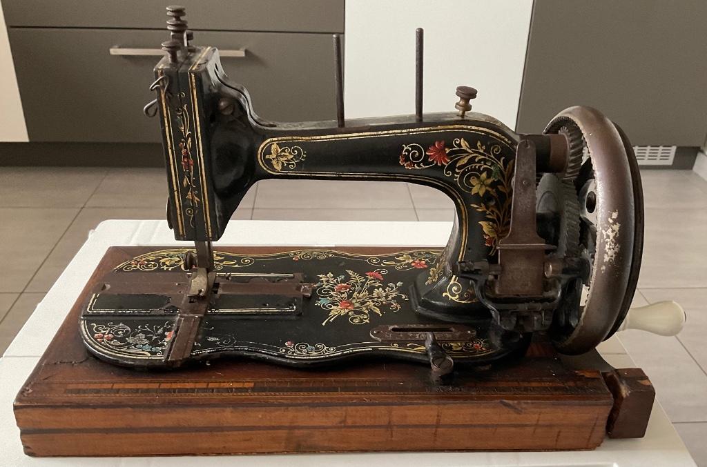 Antiek naaimachine met bloemen motief., Antiek en Kunst, Ophalen