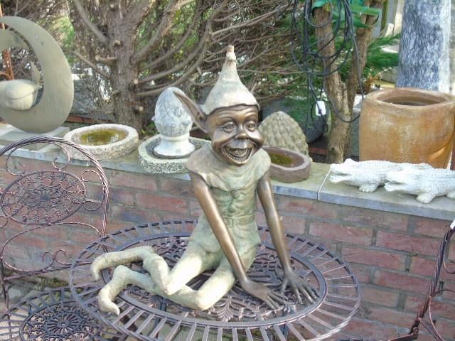 Bronzen elf of trol die naast elkaar zit met de handen, Tuin en Terras, Tuinwanddecoratie, Nieuw, Ophalen of Verzenden