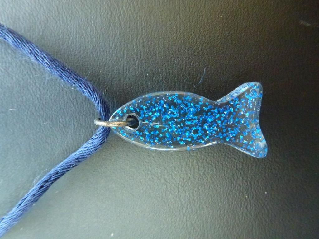 halsketting blauw koordje met hanger blauw visje in kunsstof, Gebruikt, Blauw, Ophalen of Verzenden, Overige materialen