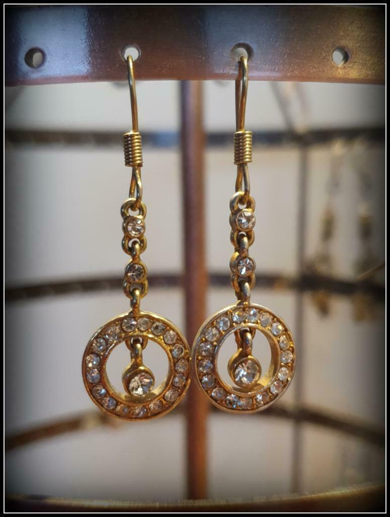 Oorbellen - Lange goudkleurige met witte steentjes, Overige materialen, Hangers, Ophalen of Verzenden, Zo goed als nieuw
