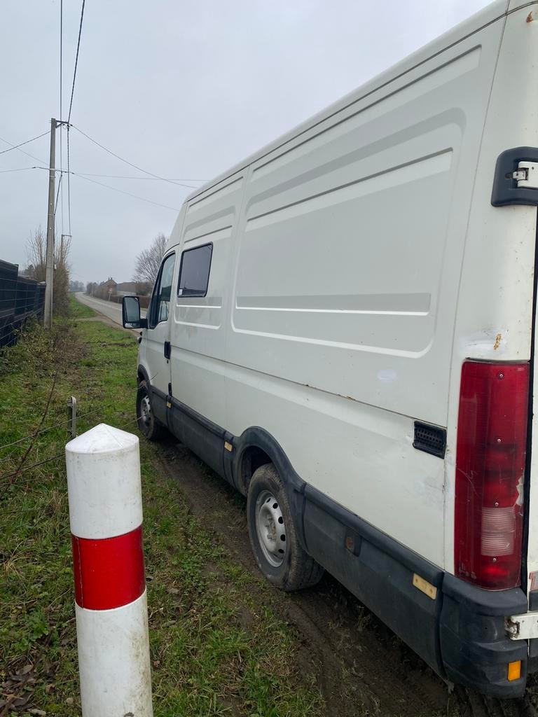 Iveco 35s12, Auto's, Bestelwagens en Lichte vracht, Particulier, Iveco, Diesel, 5 deurs, Handgeschakeld, Wit, Blauw, Ophalen