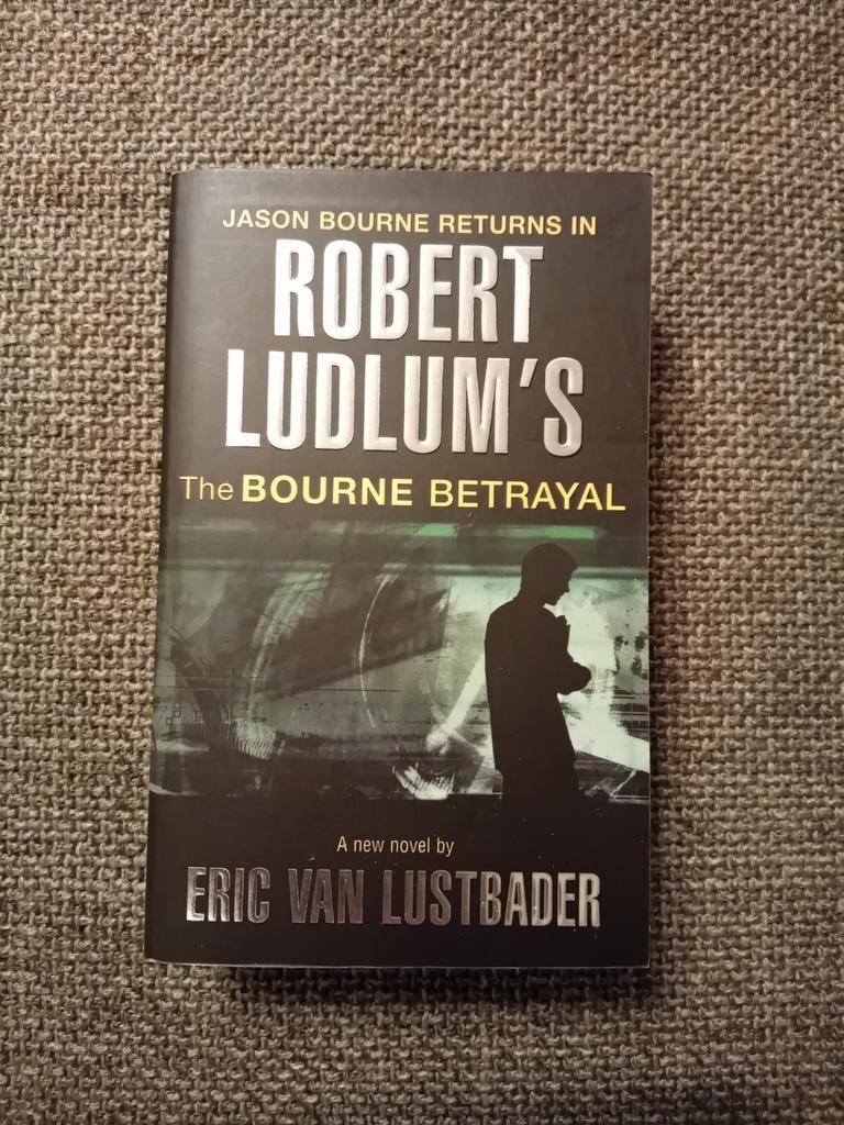 Robert Ludlum - The Bourne betrayal, Ophalen of Verzenden, Zo goed als nieuw, ROBERT LUDLUM