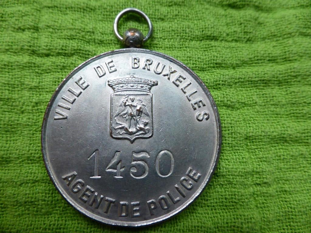 Dienstpenning Agent Politie BRUSSEL (P1), Verzamelen, Militaria | Algemeen, Ophalen of Verzenden, Rijkswacht, Lintje, Medaille of Wings