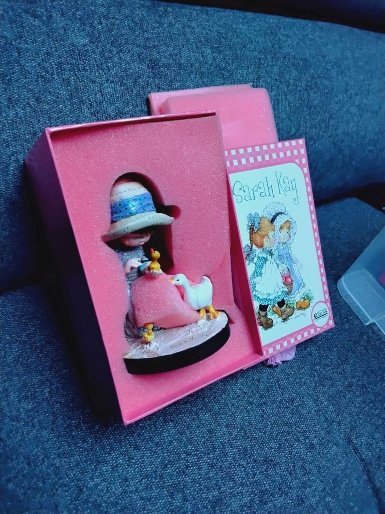Beeldje voor verzamelaars in de originele box Sarah Kay, Verzamelen, Ophalen of Verzenden, Nieuw
