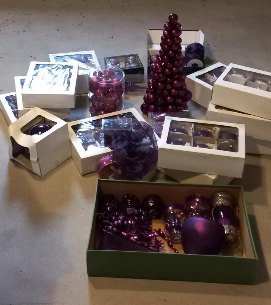 Glazen bordeaux-paarse kerstballen en accessoires, Ophalen