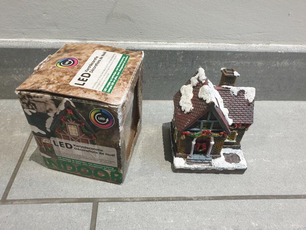 Kersthuisje van steen met verlichting en kleurverandering, Diversen, Ophalen of Verzenden, Nieuw