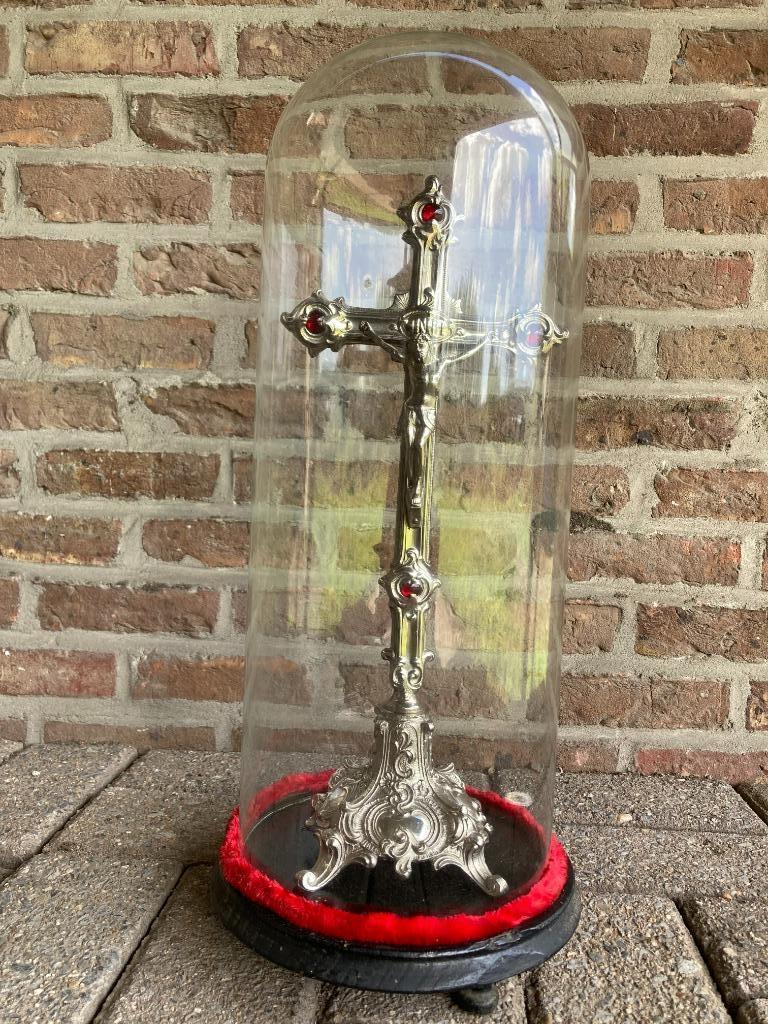 kruisbeeld Jezus onder stolp + 2 kandelaren, Enlèvement ou Envoi