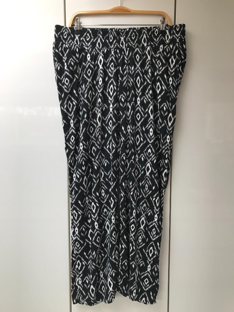 Pantalon noir et blanc Kiabi - Taille 44 *, Vêtements | Femmes, Taille 42/44 (L), Enlèvement ou Envoi, Comme neuf, Longs