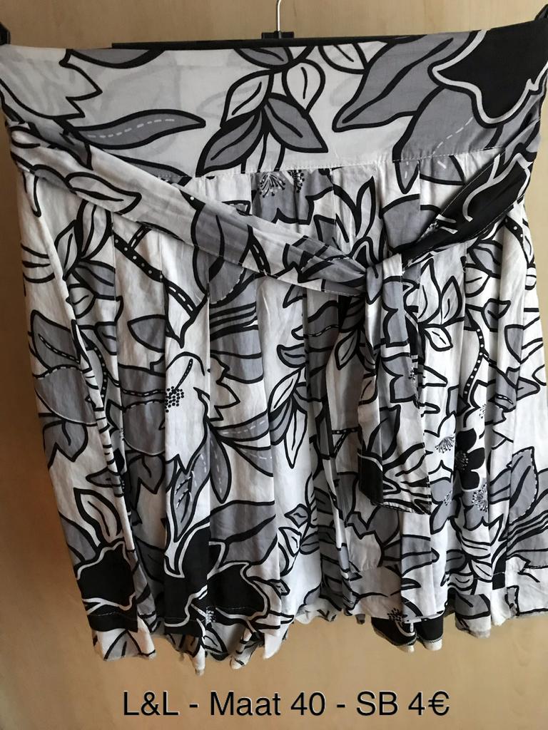 Witte rok met grijze bloemen L&L - maat 40, Kleding | Dames, Rokken, Lola & Liza, Ophalen of Verzenden, Zo goed als nieuw, Maat 38/40 (M)
