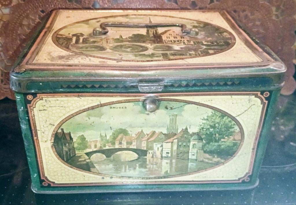 Zeer oude metalen doos die het oude Brugge voorstelt, Ophalen of Verzenden, Gebruikt